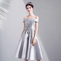 A-Line Mother of the Bride Dress Elegant Off Shoulder Knee Length Lace Satin Sleeveless with Pleats Appliques 2020