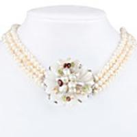 Simple Design Cowry Flower Diamond Pendant for Women (White)