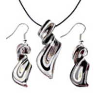 Streamline Pattern Black Vaidurya Necklace and Earring
